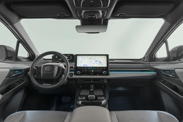 Nauja „Toyota C-HR+“ meta iššūkį „Škoda Elroq“: baterijos garantija iki 1 mln. km 1 Toyota C-HR plius interjeras salonas