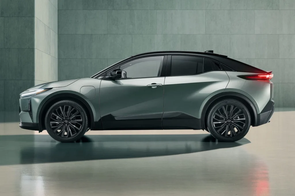 Nauja „Toyota C-HR+“ meta iššūkį „Škoda Elroq“: baterijos garantija iki 1 mln. km 2 Toyota C-HR plius sonas