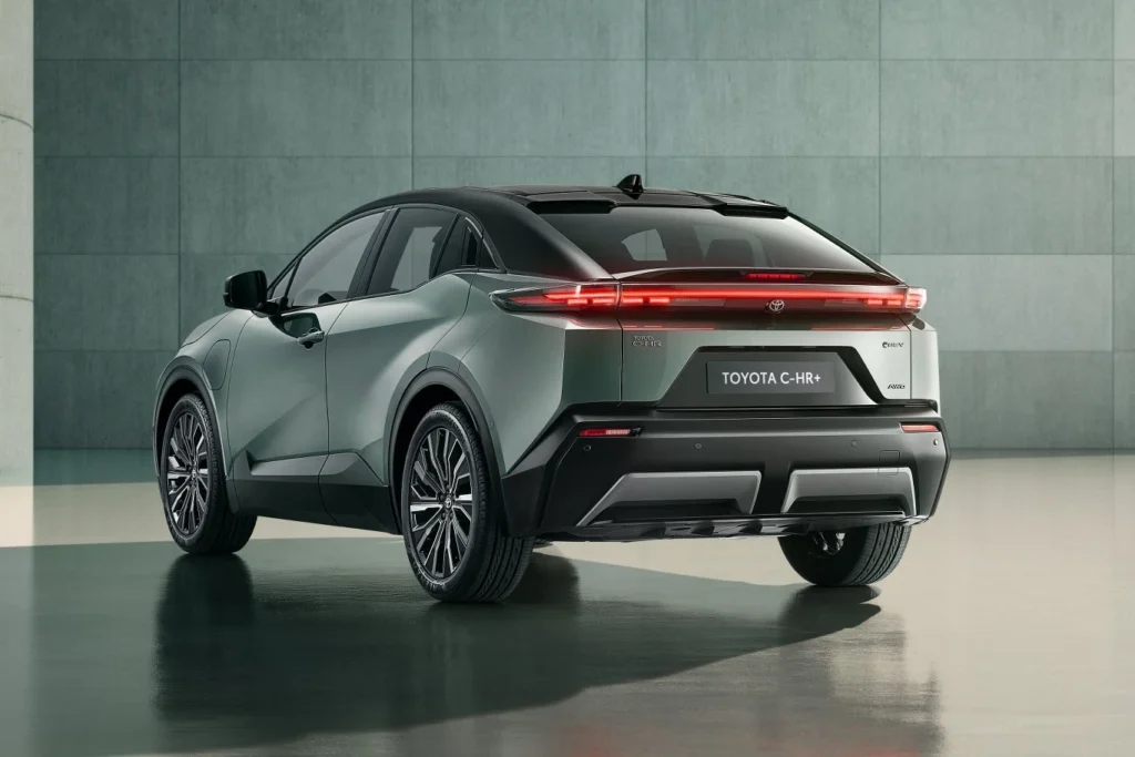 Nauja „Toyota C-HR+“ meta iššūkį „Škoda Elroq“: baterijos garantija iki 1 mln. km 3 Toyota C-HR plius sonas galas