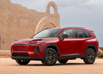 Toyota RAV4 2026 iš priekio-šono