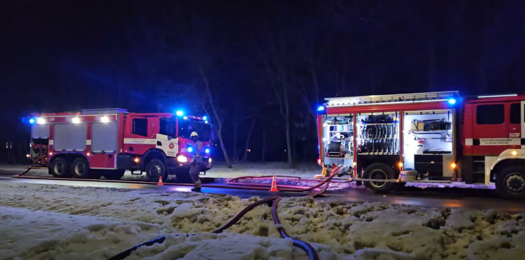 Vilniuje degant angarui Eišiškių pl. gyventojai raginami neiti į lauką ir uždaryti langus gaisrines pagalbos automobiliai sustoje ant kelio