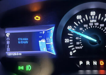 automobilio prietaisu skydelis check engine drive priesrukiniai zibintas artimosios sviesos spidometras