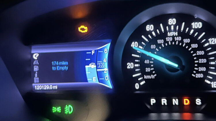 automobilio prietaisu skydelis check engine drive priesrukiniai zibintas artimosios sviesos spidometras