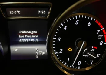 check engine lempute automobilio prietaisu skydelyje