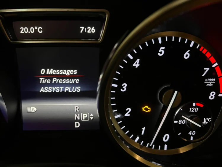check engine lempute automobilio prietaisu skydelyje