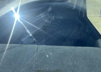iskilimas ant priekinio automobilio stiklo