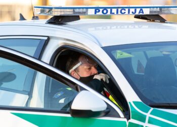 lietuvos policijos tarnybinis automobilis policijos pareigunas
