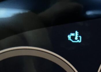 melyna check engine lempute automobilio prietaisu skydelyje