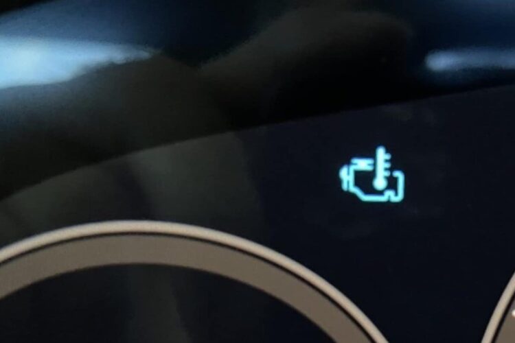 melyna check engine lempute automobilio prietaisu skydelyje
