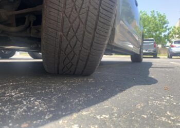 pasukti automobilio ratai