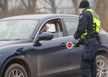 policijos pareigunas reidas dokumentu patikra