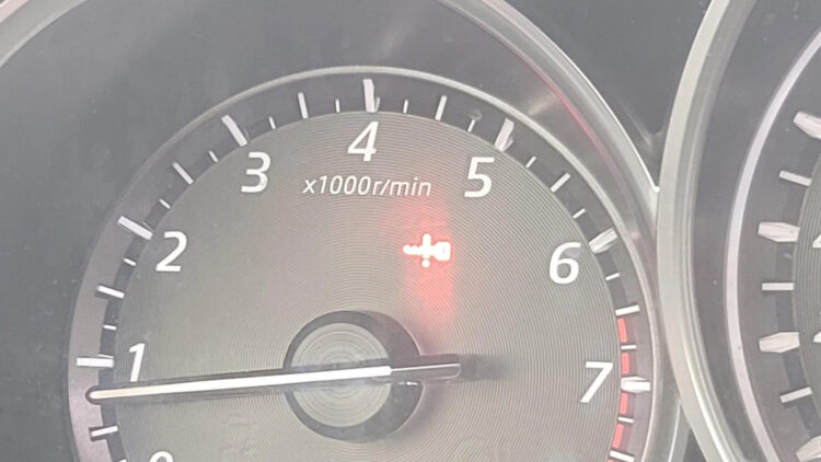 raudonas rakto simbolis automobilio prietaisu skydelyje