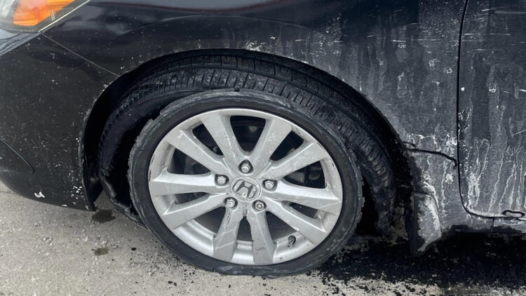 salikeleje sugedes automobilis duobeje pazeista automobilio padanga
