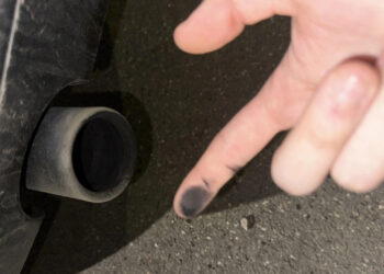 suodziai ant pirsto nuo automobilio ismetimo