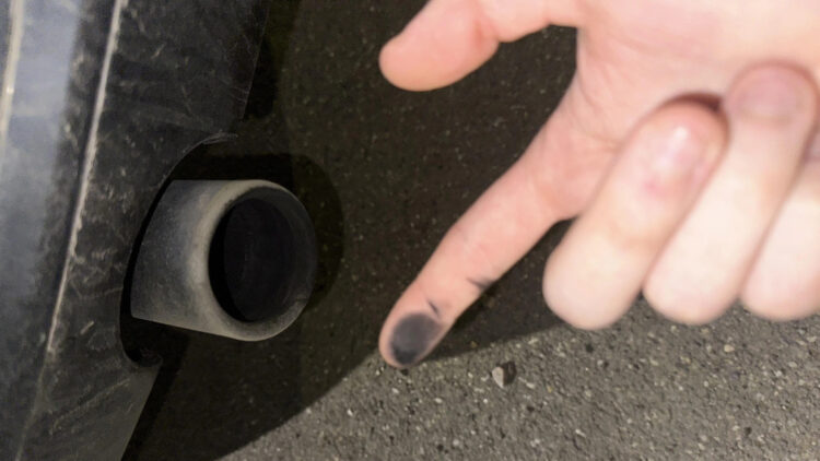 suodziai ant pirsto nuo automobilio ismetimo