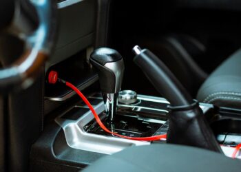 uztrauktas automobilio rankinis stabdis