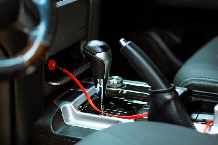 uztrauktas automobilio rankinis stabdis
