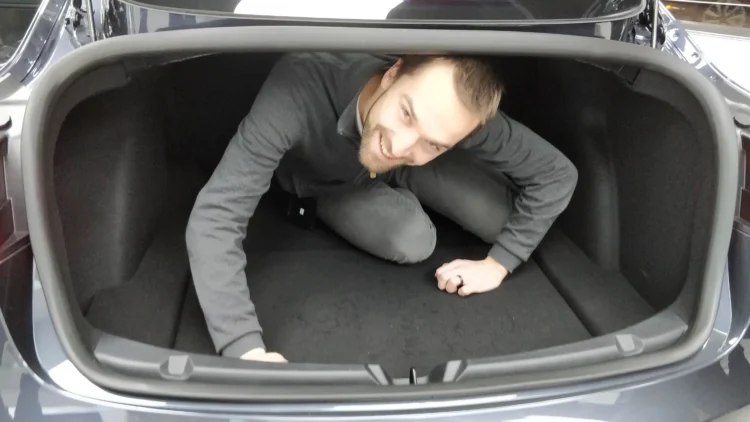 Girtas taksistas vežė 8 keleivius – 3 iš jų sėdėjo bagažinėje 1 vyras automobilio bagazineje