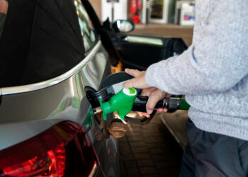 Artimas kadras rankinis degalų pylimas į automobilį kuro kainos akcizas benzinas dyzelinas