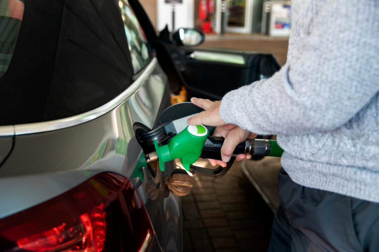 Artimas kadras rankinis degalų pylimas į automobilį kuro kainos akcizas benzinas dyzelinas