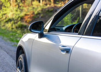 Automobilio šoninis veidrodėlis užtikrina saugumą kelyje ir padeda matyti toliau atidarytas vairuotojo langas
