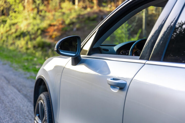 Automobilio šoninis veidrodėlis užtikrina saugumą kelyje ir padeda matyti toliau atidarytas vairuotojo langas