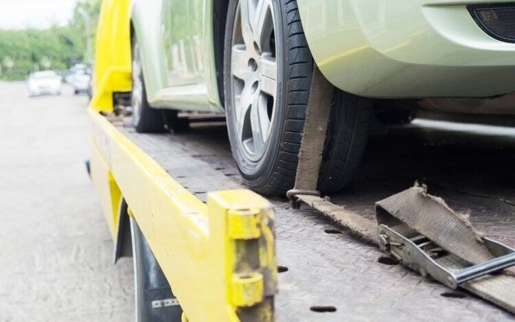 Automobilių vežėjas sugedo sunkvežimis darbo metu naudodamas užrakintą diržą transportuoti kitą žalią automobilį tralas technine pagalba kelyje