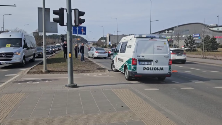 Avarija Vilniuje Ozo gatvėje vairuotojas prarado sąmonę ir išlėkė į priešpriešinę juostą susidūrė trys automobiliai