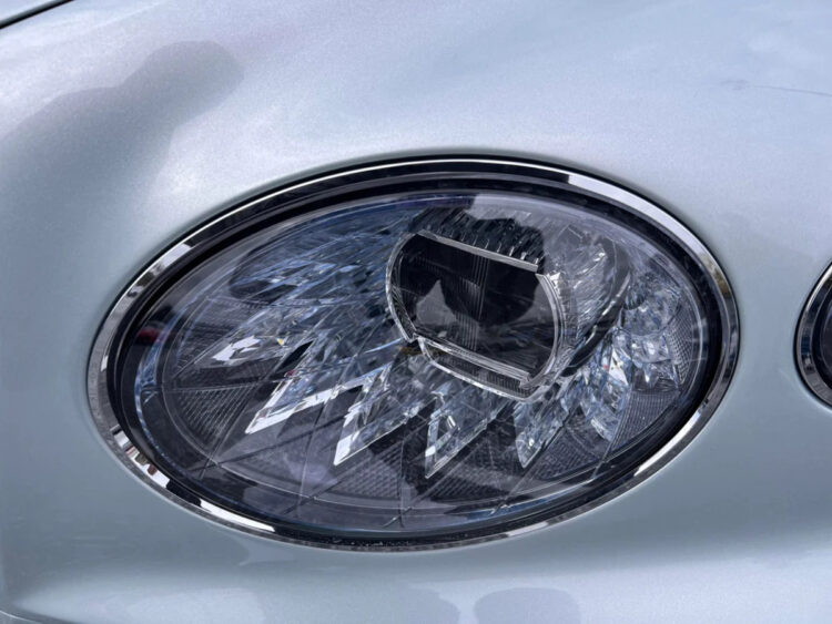 Bentley Bentayga priekinis zibintas