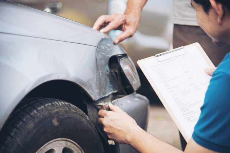 Draudimo agentas dirbantis vietoje kai nagrinėjamas automobilio avarijos draudimo atvejis asmenų ir transporto priemonių draudimo išmokos