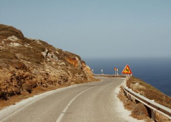 Kelias ant uolos prie jūros Graikija