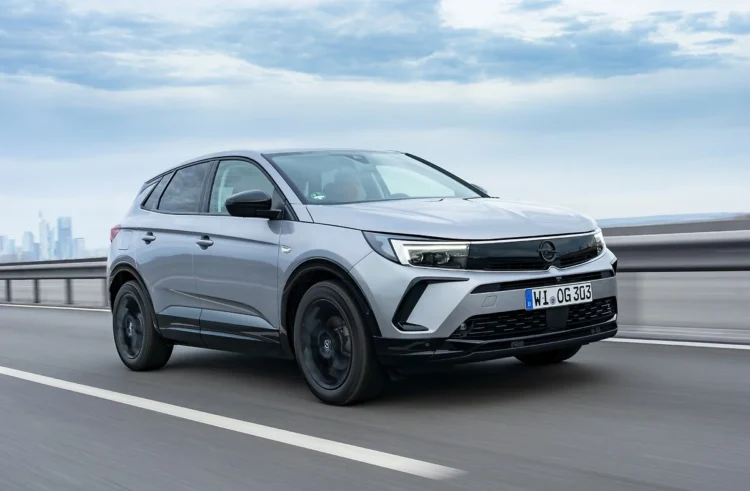 10 patikimiausių naudotų šeimyninių krosoverių – sąrašo viršūnėje ne „Toyota" 1 Opel Grandland krosoveris