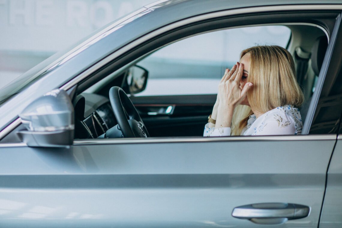 Pagyvenusi moteris bandanti automobilį automobilių salone