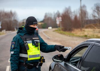 Policijos pareigūnai tikrina vairuotojo blaivumą Klaipėdoje