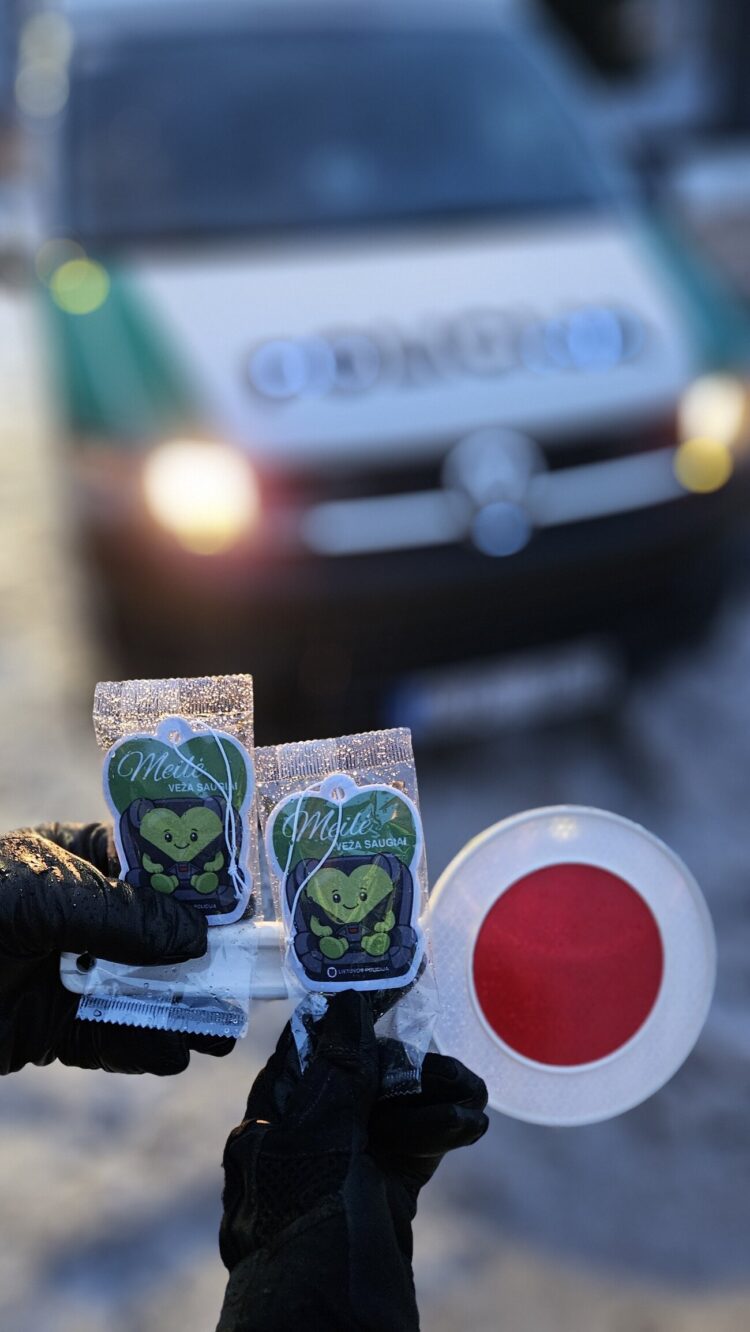 Policijos patikrinimas Lietuvos kelyje dėl saugos diržų