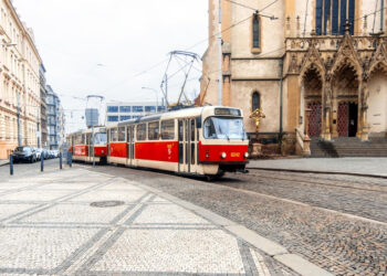 Prahos gatvės vaizdas Čekijos Respublikoje tramvajus