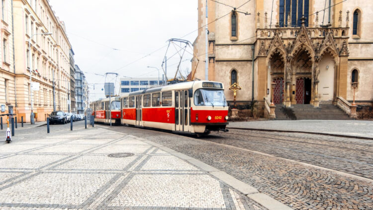Prahos gatvės vaizdas Čekijos Respublikoje tramvajus