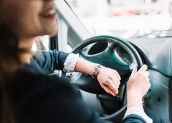 Verslininkė automobilyje laikrodis laiko sukimas