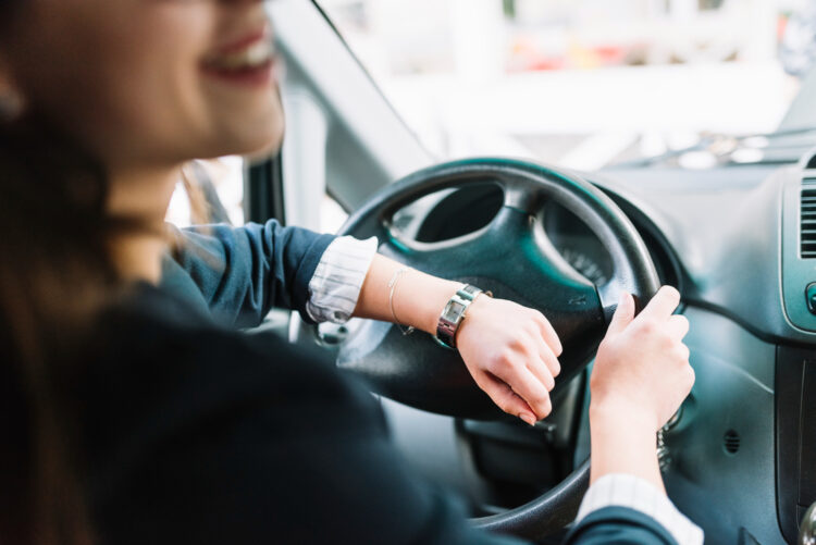 Verslininkė automobilyje laikrodis laiko sukimas