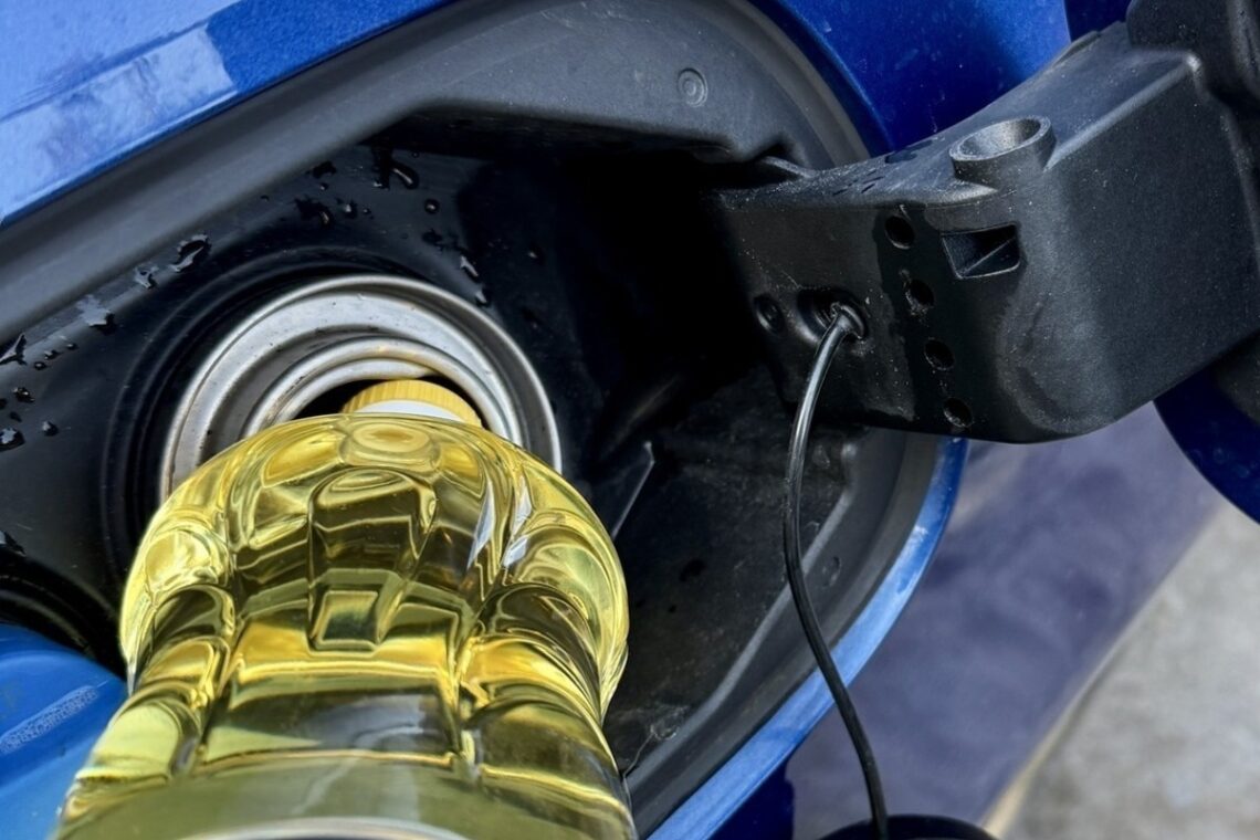 aliejus pilamas i dyzelinio automobilio baka
