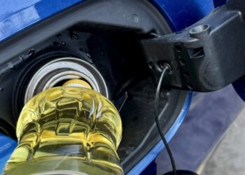 aliejus pilamas i dyzelinio automobilio baka