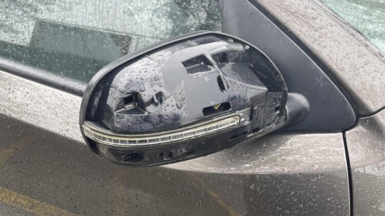 apgadintas automobilio veidrodelis