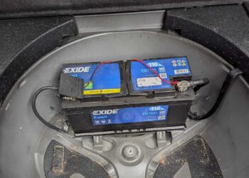 atsarginis akumuliatorius automobilio bagazineje atsarginio rato vietoje