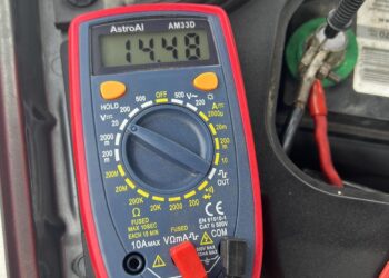 automobilio akumuliatoriaus patikra multimetru
