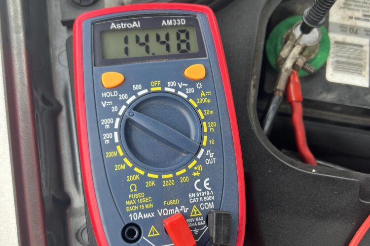 automobilio akumuliatoriaus patikra multimetru