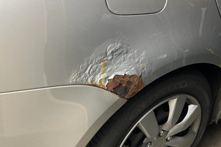 automobilio kebulas rudija korozija