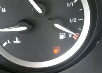 automobilio prietaisu skydelis degalai kuro rezervas