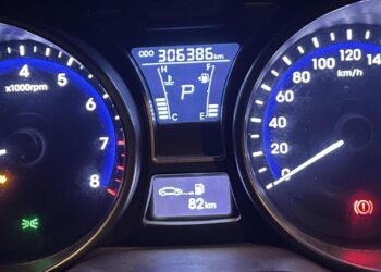 automobilio prietaisu skydelis kiek degalu bake