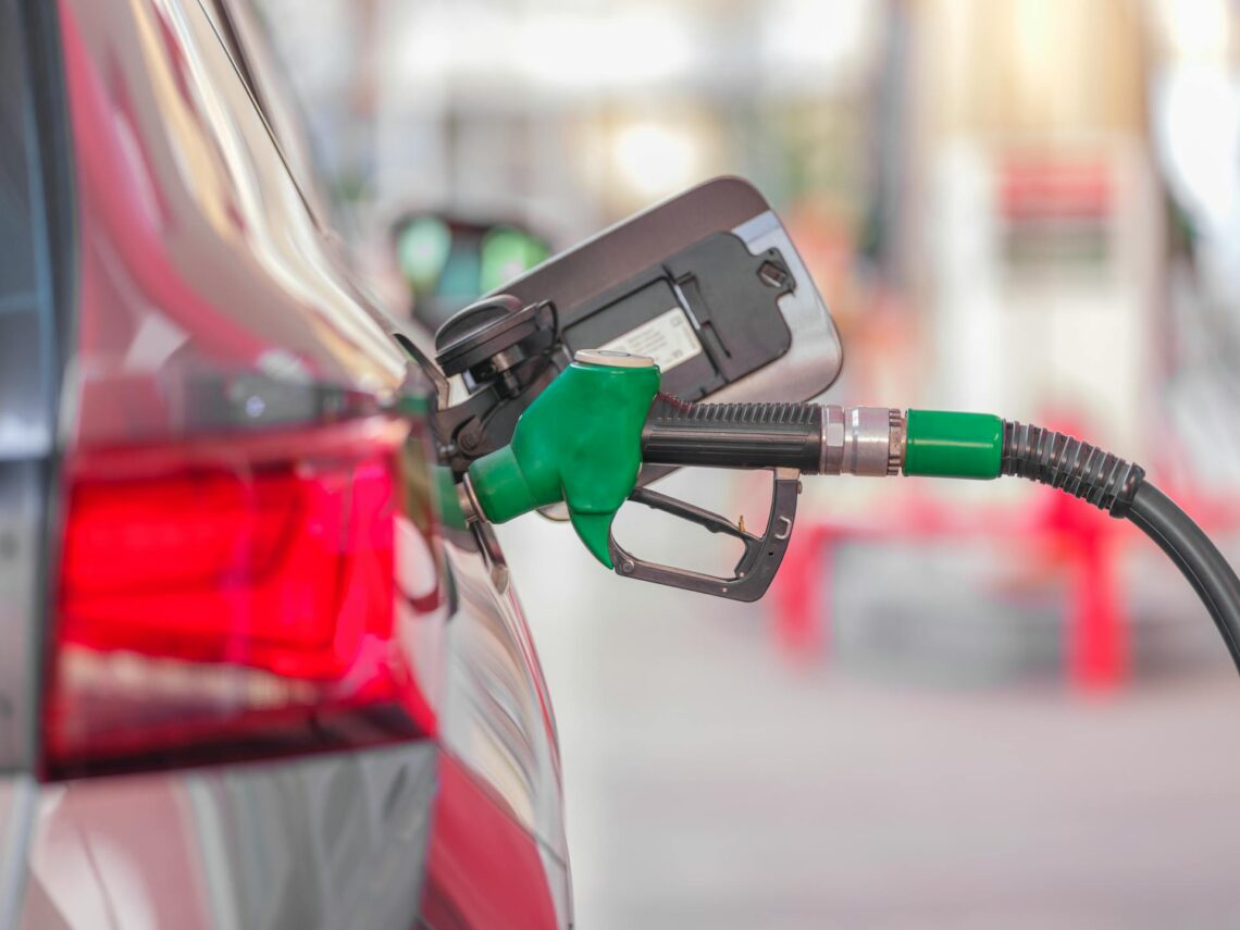 benzinas pilamas i automobilio baka degaline kuro pistoletas