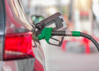 benzinas pilamas i automobilio baka degaline kuro pistoletas